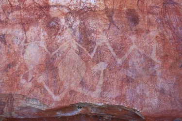 Hellgelb-weiße menschliche Figuren